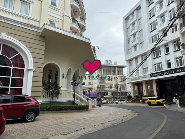 Bán khách sạn mặt tiền Phan Như Thạch Phường Xuân Hương - Đà Lạt trung tâm tiện di chuyển.